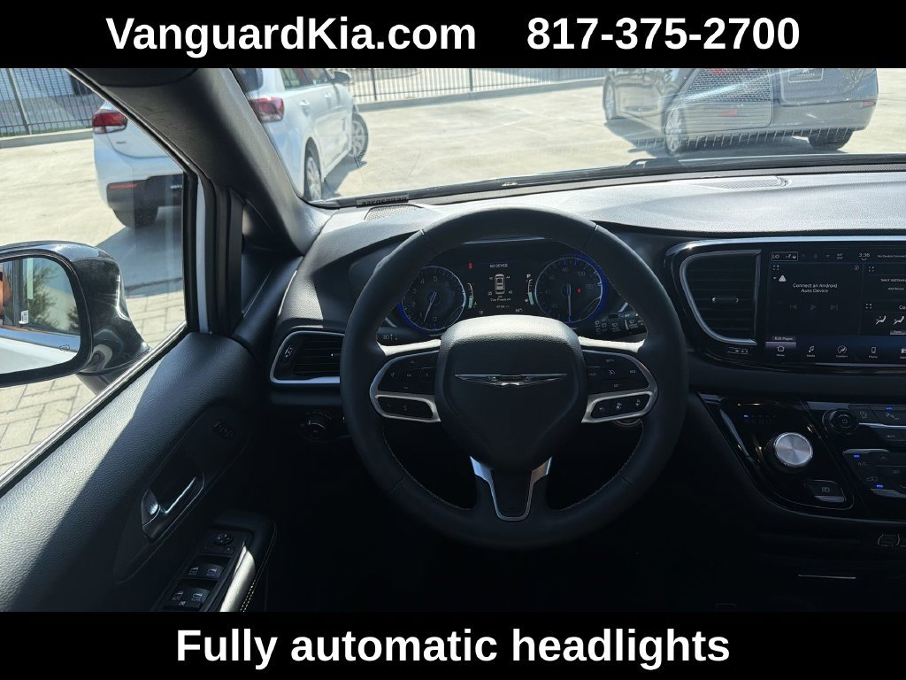 Used 2025 Chrysler Pacifica Select FWD image 13