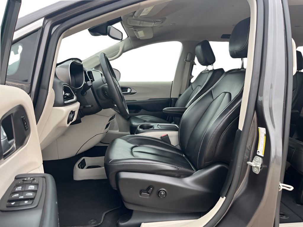 Used 2023 Chrysler Pacifica Touring-L FWD image 12