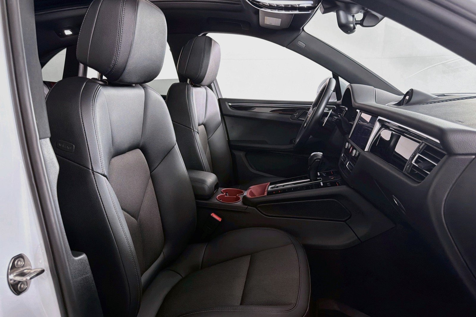 Used 2023 Porsche Macan AWD/4WD image 6