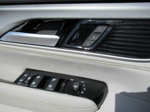 Used 2025 Jeep Wagoneer 4WD image 20