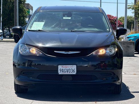 Certified 2022 Chrysler Voyager LX FWD image 9