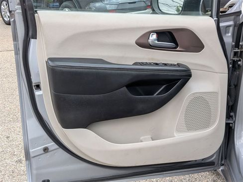 Used 2020 Chrysler Voyager Lxi image 14