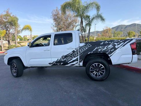 Used 2020 Toyota Tacoma SR AWD/4WD image 9