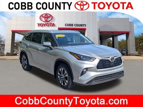 Used 2022 Toyota Highlander XLE AWD/4WD image 1