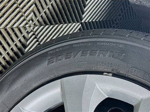 Used 2021 Toyota Corolla LE image 32