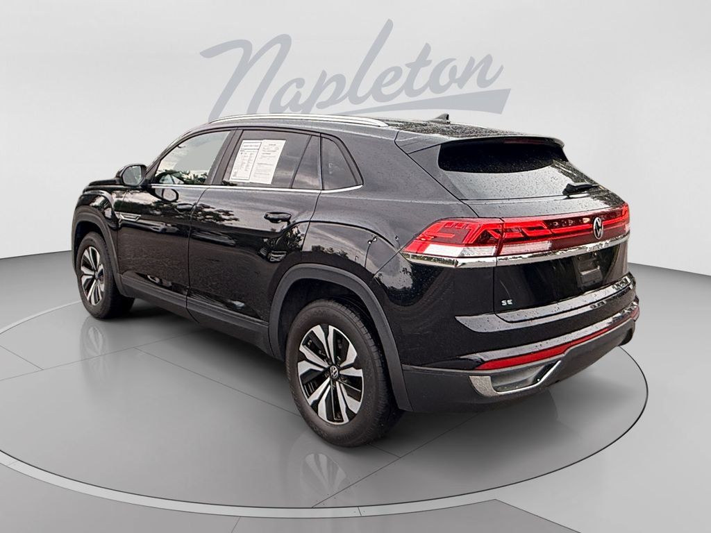 Used 2024 Volkswagen Atlas Cross Sport SE FWD image 3