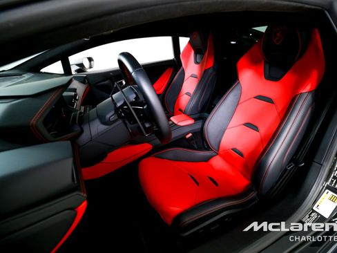 Used 2023 Lamborghini Huracan EVO image 11