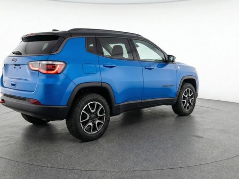 Used 2025 Jeep Compass Trailhawk image 9