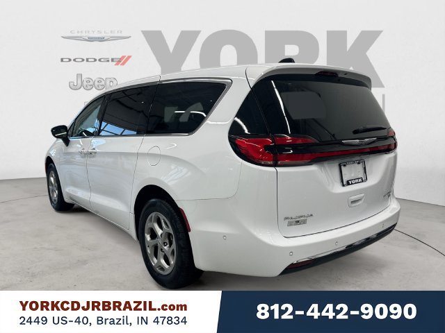 Used 2024 Chrysler Pacifica Limited AWD/4WD image 3