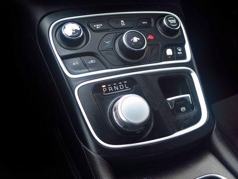 Used 2015 Chrysler 200 Limited w/ Convenience Group FWD image 10