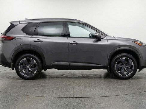 Used 2025 Nissan Rogue SV AWD/4WD image 11