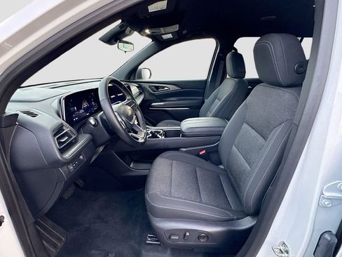 Used 2025 Chevrolet Traverse LT image 22