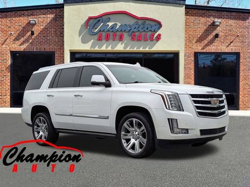 Used 2017 Cadillac Escalade Premium Luxury RWD image 1