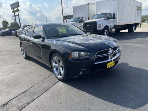 Used 2013 Dodge Charger SXT RWD image 2