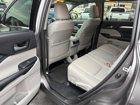 Used 2016 Toyota Highlander XLE AWD/4WD image 32