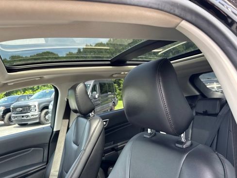 Used 2022 Ford Edge Titanium AWD/4WD image 12