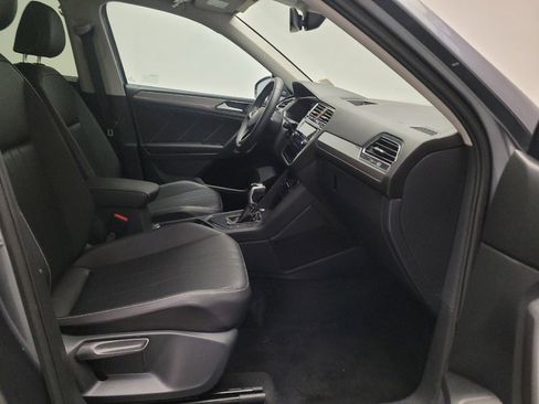 Used 2023 Volkswagen Tiguan SE w/ Panoramic Sunroof Package FWD image 21