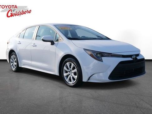 Used 2025 Toyota Corolla LE image 4