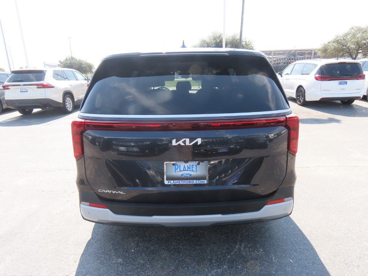 Used 2025 Kia Carnival FWD image 13