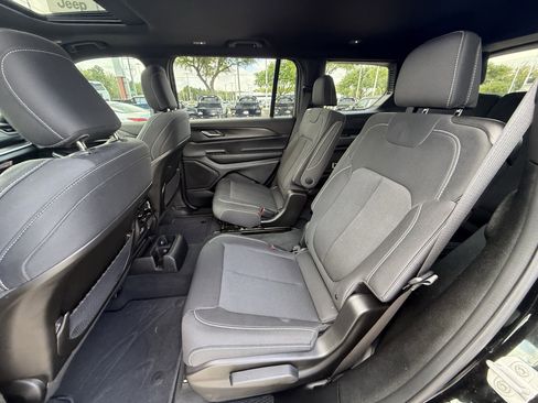 Used 2025 Jeep Grand Cherokee L Laredo image 30