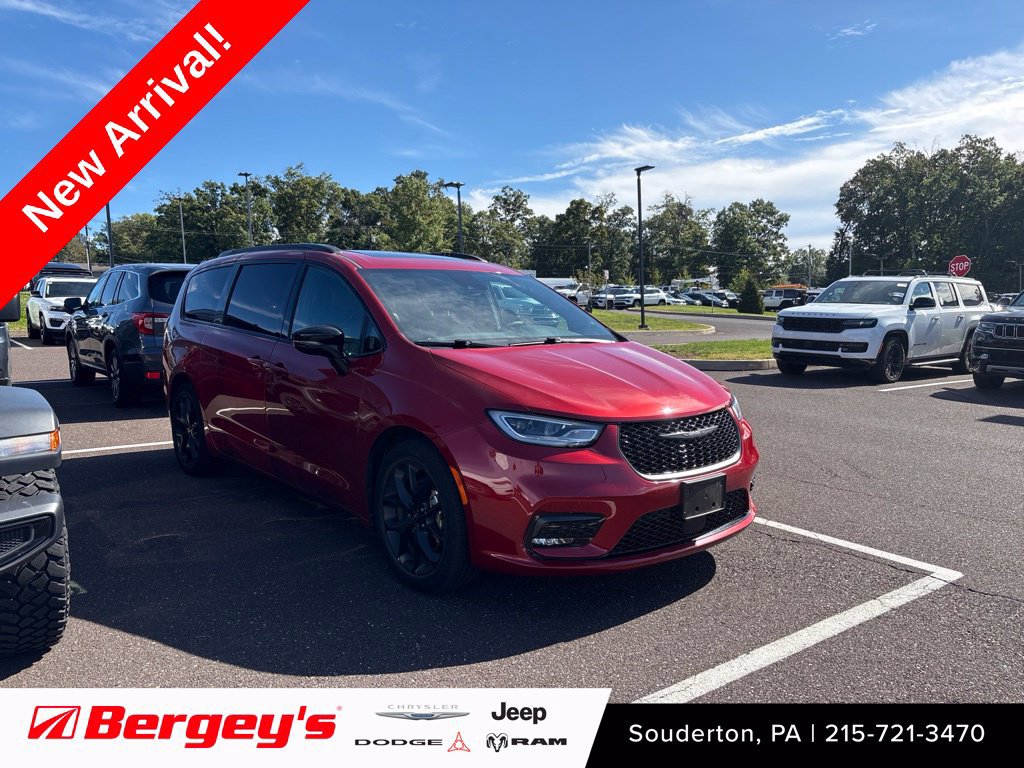 Used 2025 Chrysler Pacifica Limited FWD image 1