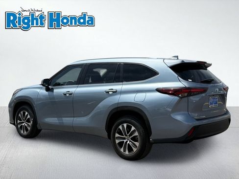 Used 2024 Toyota Highlander XLE FWD image 4