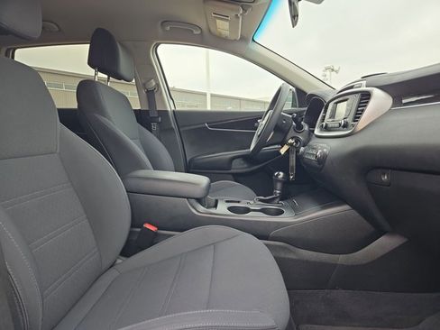Used 2017 Kia Sorento LX image 19