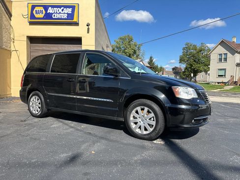 Used 2015 Chrysler Town & Country Touring image 4
