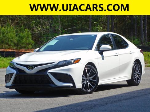 Used 2021 Toyota Camry SE image 1