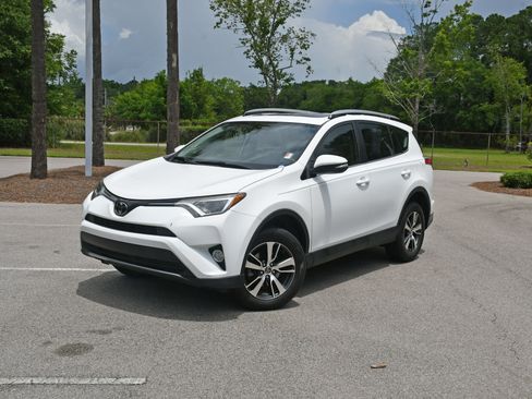 Used 2018 Toyota RAV4 XLE FWD image 6