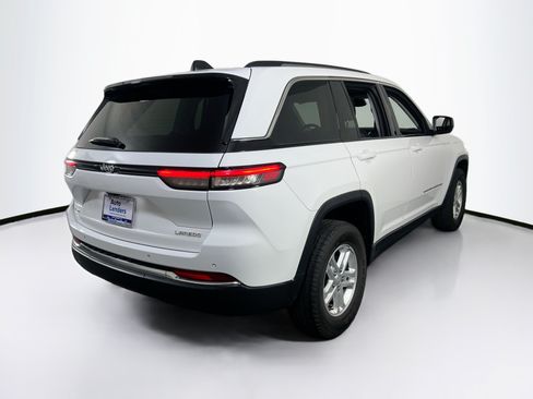 Used 2023 Jeep Grand Cherokee Laredo AWD/4WD image 5