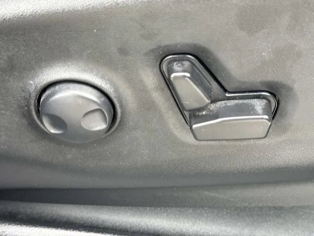 Used 2025 Chrysler Pacifica Limited FWD image 29