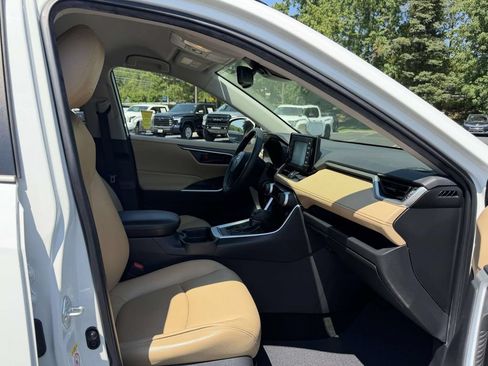 Used 2019 Toyota RAV4 LE w/ Carpet Mat Package AWD/4WD image 11