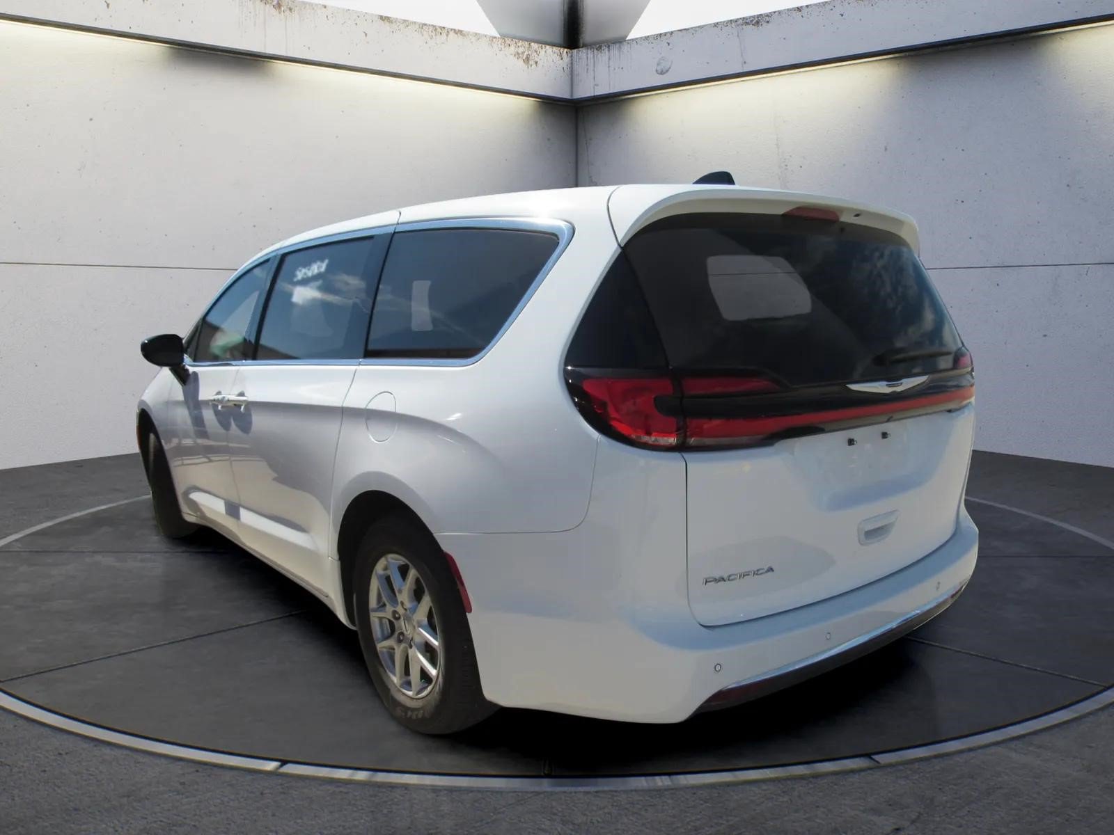 Used 2024 Chrysler Pacifica Touring-L FWD image 4