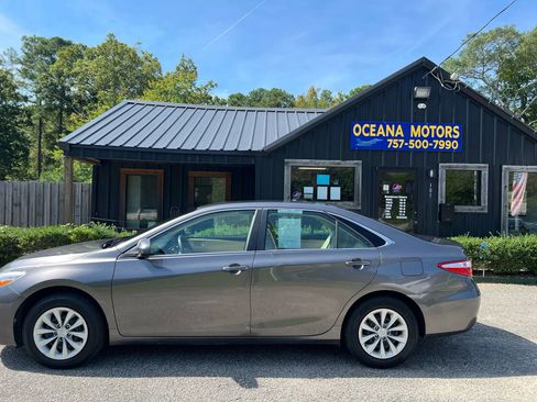 Used 2017 Toyota Camry LE image 8