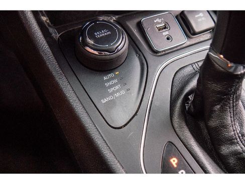 Used 2021 Jeep Cherokee Latitude Lux w/ Comfort/Convenience Group AWD/4WD image 24