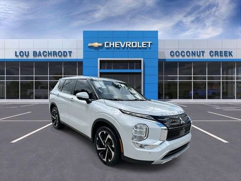 Used 2024 Mitsubishi Outlander SE image 1