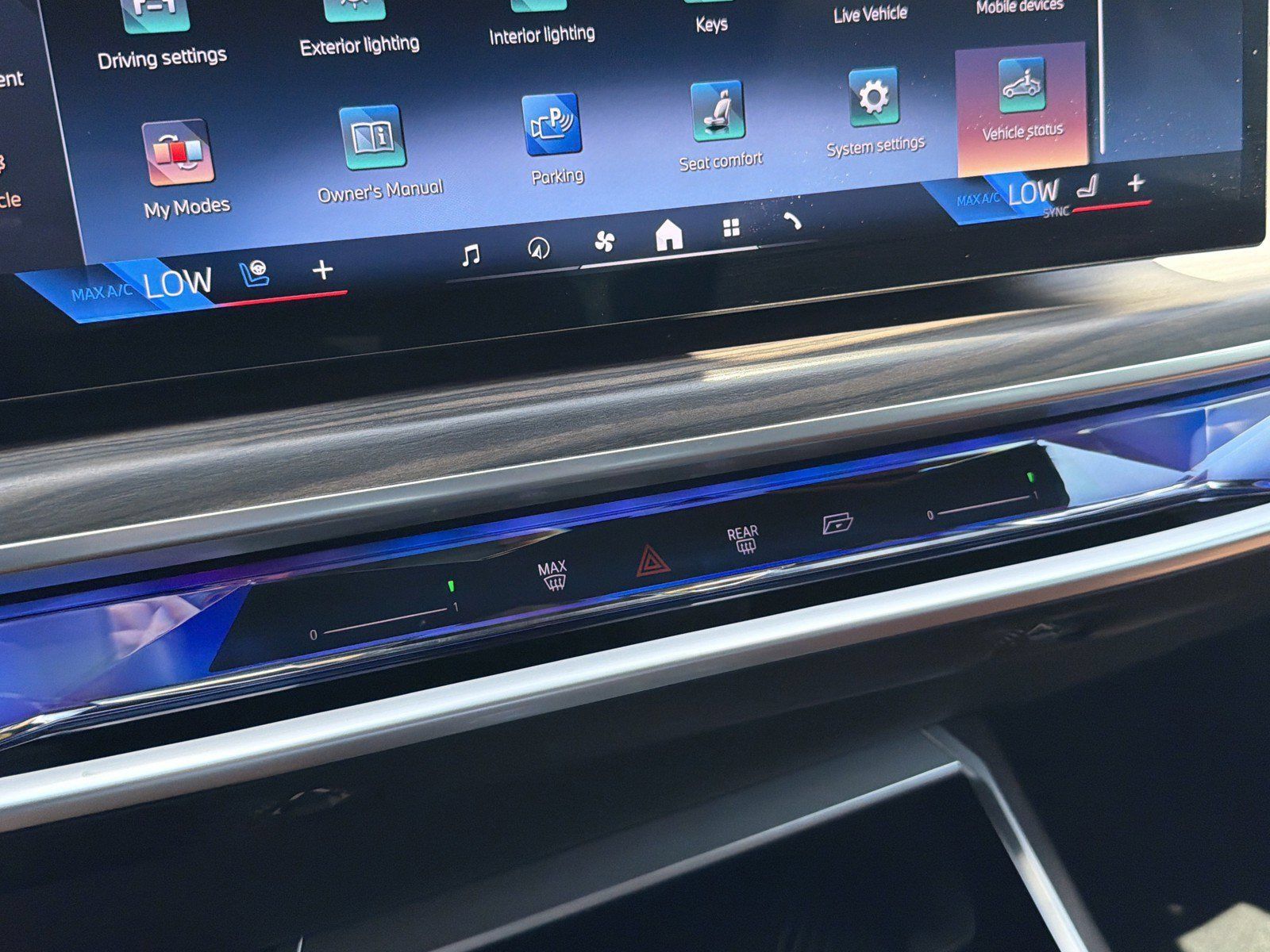 Certified 2024 BMW i7 xDrive60 w/ Executive Package AWD/4WD image 34