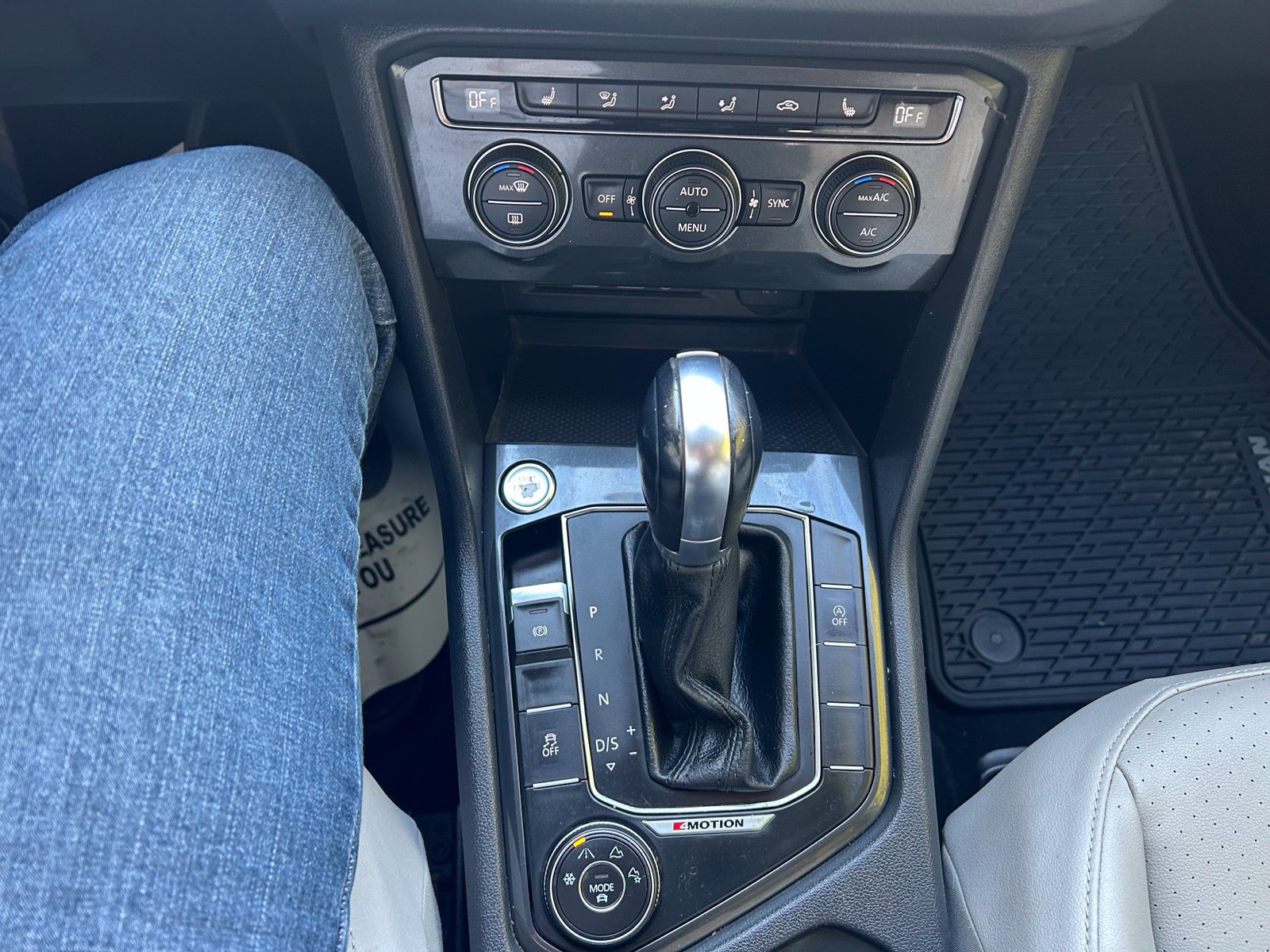 Used 2018 Volkswagen Tiguan SE AWD/4WD image 19