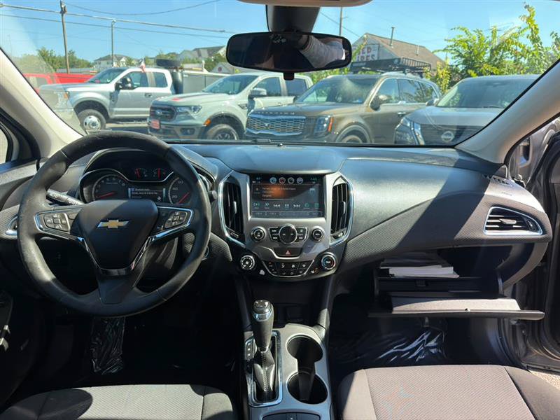 Used 2018 Chevrolet Cruze LT w/ Sun And Sound Package FWD image 24