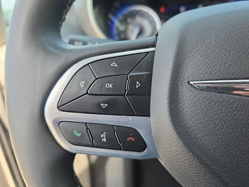 Used 2023 Chrysler Pacifica Touring-L FWD image 20
