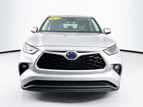 Used 2023 Toyota Highlander LE image 2