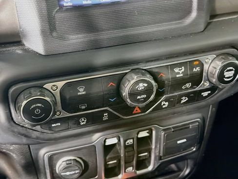 Used 2018 Jeep Wrangler Unlimited Sport S AWD/4WD image 17