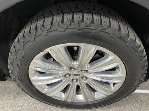 Used 2023 Ford Explorer Limited w/ Equipment Group 301A AWD/4WD image 18