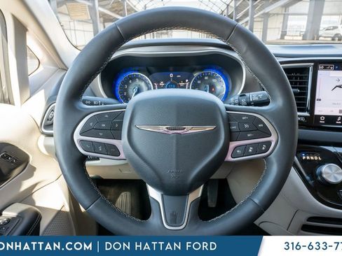 Used 2023 Chrysler Pacifica Touring-L image 6