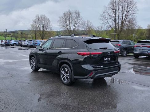 Used 2021 Toyota Highlander XLE AWD/4WD image 6