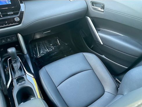 Used 2025 Toyota Corolla Cross XLE w/ Convenience Package AWD/4WD image 24
