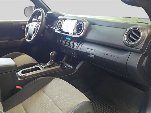 Used 2022 Toyota Tacoma TRD Off-Road image 16