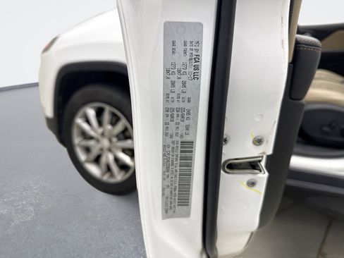 Used 2018 Jeep Cherokee Limited AWD/4WD image 20