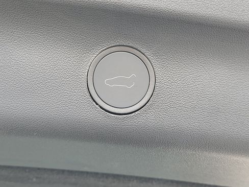Used 2024 Tesla Model Y Long Range AWD/4WD image 8